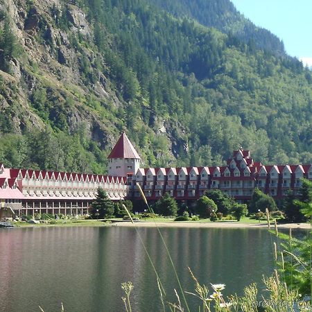 Three Valley Lake Chateau Revelstoke Exterior photo